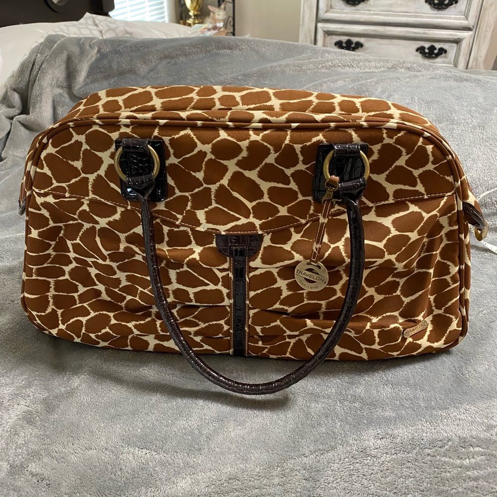 Travelon travel bag, giraffe print with 3 mesh interior pockets & 1 zip pocket